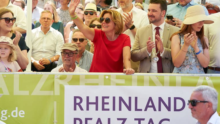 Die rheinland-pfälzische Ministerpräsidentin Malu Dreyer (SPD steht Festzug des Rheinland-Pfalz-Tages in Bad Ems auf der Ehrentribüne neben Stadtbürgermeister Oliver Krügel.