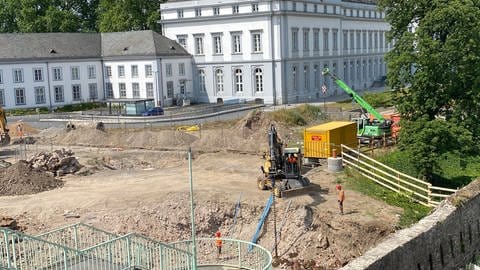 Auch rund um das Kurfürstliche Schloss in Koblenz laufen die Bauarbeiten für den Neubau der Pfaffendorfer Brücke.  Das Erdreich wird derzeit auf Kampfmittel untersucht.