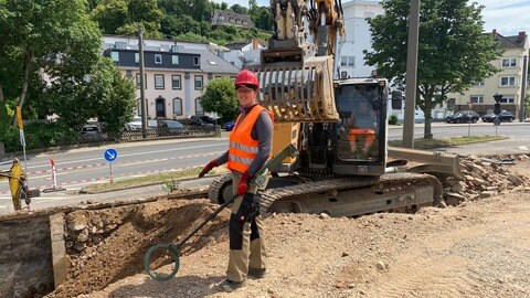 Die Baustelle wird auf Bomben und Granaten untersucht, hier an der Rampe nach Koblenz-Pfaffendorf, die neu gebaut wird.