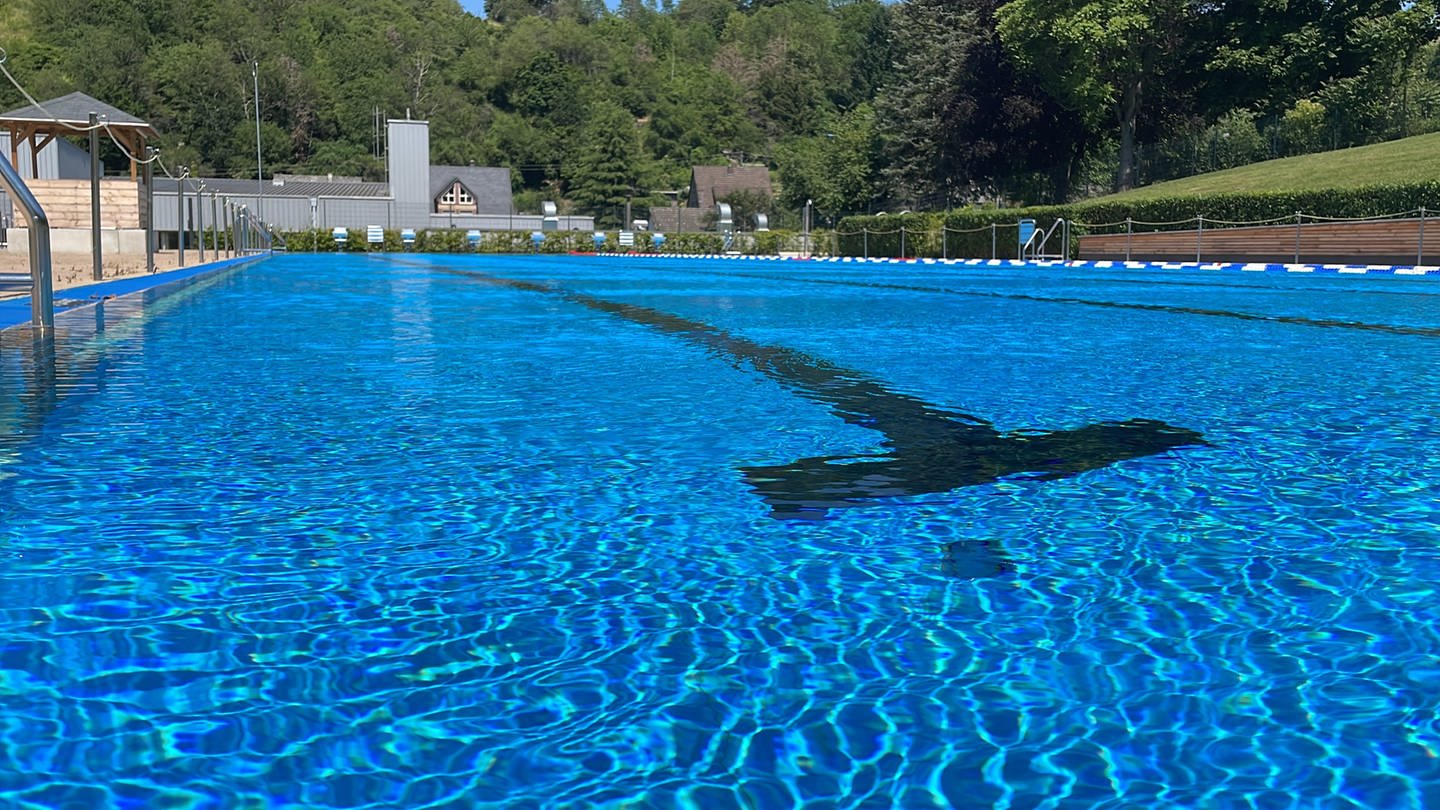 Das leere 50-Meter-Schwimmbecken in Boppard wird nicht mehr lange leer bleiben.