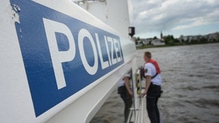 Polizei und Feuerwehr haben am Sonntag einen Mann aus dem Rhein bei Sinzig gerettet. Der 82-Jährige war mit seinem Kanu gekentert.