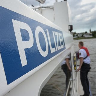 Polizei und Feuerwehr haben am Sonntag einen Mann aus dem Rhein bei Sinzig gerettet. Der 82-Jährige war mit seinem Kanu gekentert.