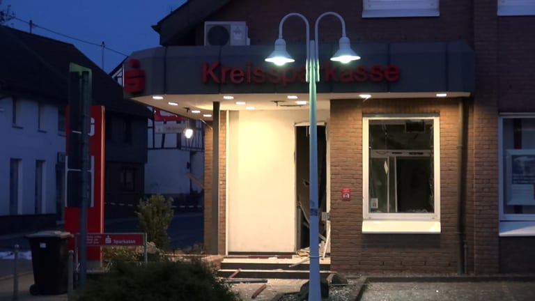 An der Sprengung dieses Geldautomaten in Niederzissen soll der Angeklagte im Mai 2022 beteiligt gewesen sein.