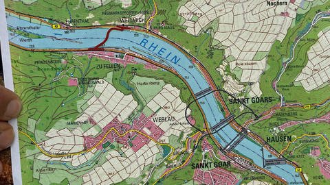 Die rote Linie auf dieser Karte zeigt den wahrscheinlichen Standort der Mittelrheinbrücke zwischen St. Goarshausen und St. Goar, sollte sie genehmigt werden.