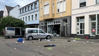 In Neuwied ist am Mittwochnachmittag nach Polizeiangaben eine Autofahrerin entgegen einer Einbahnstraße in einen verkehrsberuhigten Bereich gefahren und dann in einen Friseursalon gesteuert. Bei dem Unfall wurden sechs Menschen verletzt, vier von ihnen schwer. 