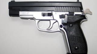 Das Bild zeigt eine Druckluftpistole, die auch als Softairpistole bezeichnet werden. Symbolbild