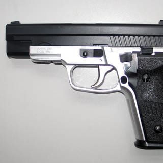 Das Bild zeigt eine Druckluftpistole, die auch als Softairpistole bezeichnet werden. Symbolbild