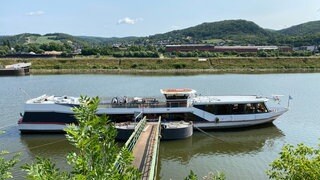 Das Ausflugsschiff Schloss Engers, das viele Jahre lang mit Touristen auf dem Rhein unterwegs war, wird heute Nachmittag am Amtsgericht Sinzig zwangsversteigert. Die Sparkasse Neuwied hatte das Schiff pfänden lassen.