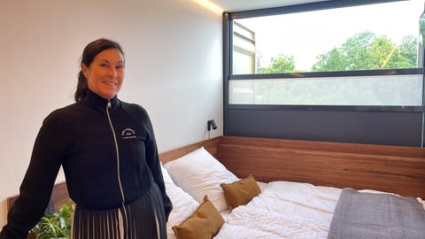 Hotelchefin Natalie Mays in einem der Zimmer des neuen Container-Hotels.