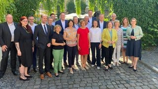 Das Kabinett der Landesregierung trifft sich im Ahrtal mit Landrätin Cornelia Weigand und den hauptamtlichen Bürgermeistern, ein Gruppenfoto