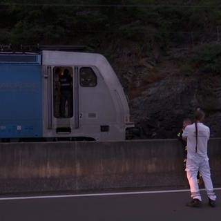 Bei dem Unfall auf der Bahnstrecke zwischen Boppard und St. Goar wurde eine Person getötet. Zum Unfallhergang ist noch nichts bekannt.
