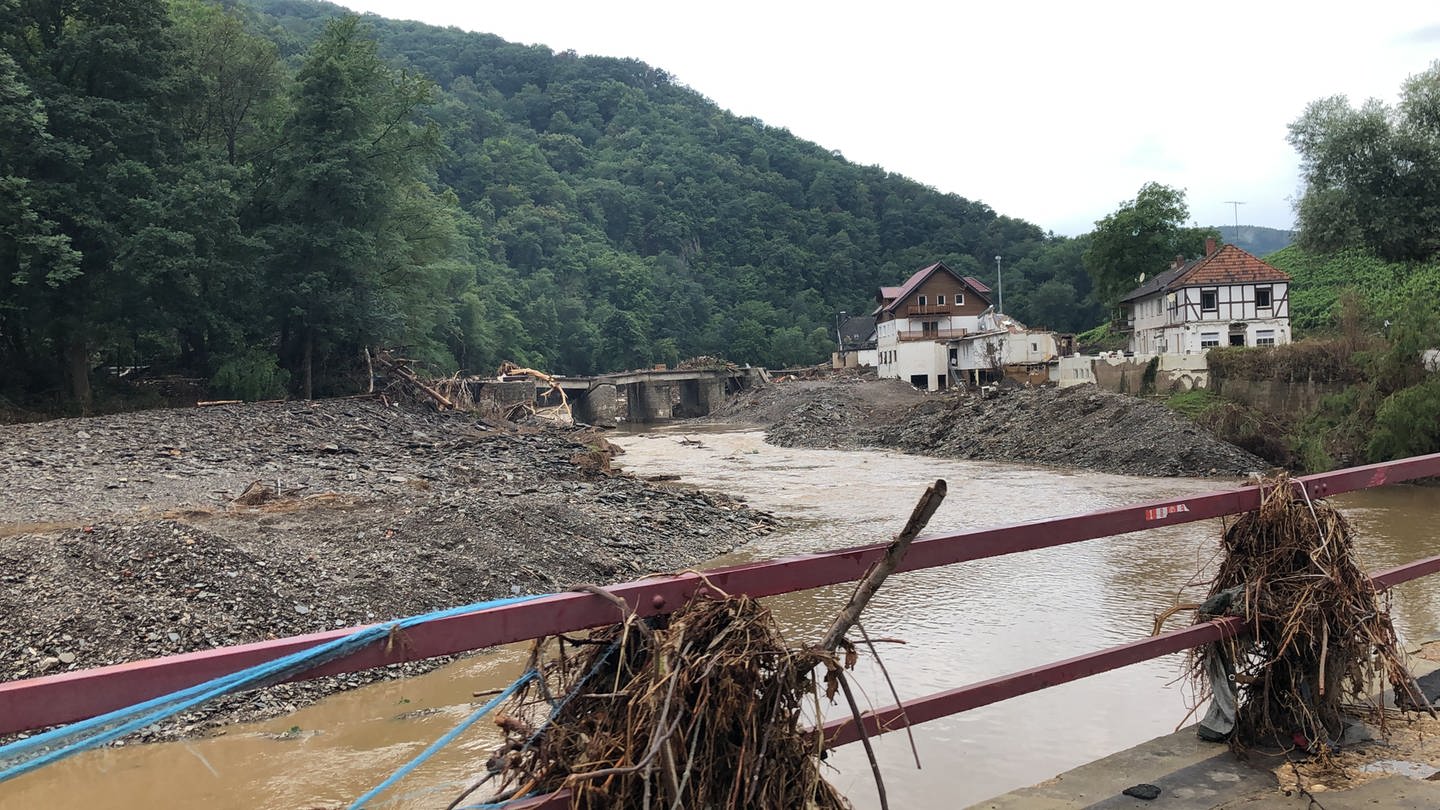 an einer Brücke im Kreis Ahrweiler hängt am 6.8. 2021 immer noch Treibgut