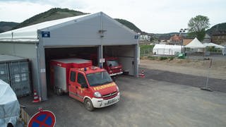 Zwei Feuerwehrautos in Halle im Ahrtal