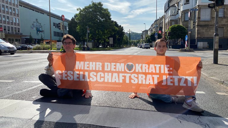 Klima-Aktivisten haben sich in Koblenz auf den Friedrich-Ebert-Ring festgegklebt.