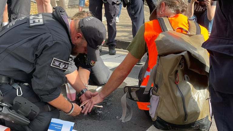 Die Polizei löst die Klima-Aktivisten in Koblenz von der Straße. Sie haben rund eineinhalb Stunden für Stau und Behinderungen gesorgt.