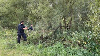 Polizisten suchen nach einer Vermissten aus Montabaur im Dickicht am Lahnufer bei Limburg.
