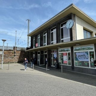 Bahnhofsgebäude und Vorplatz in Andernach