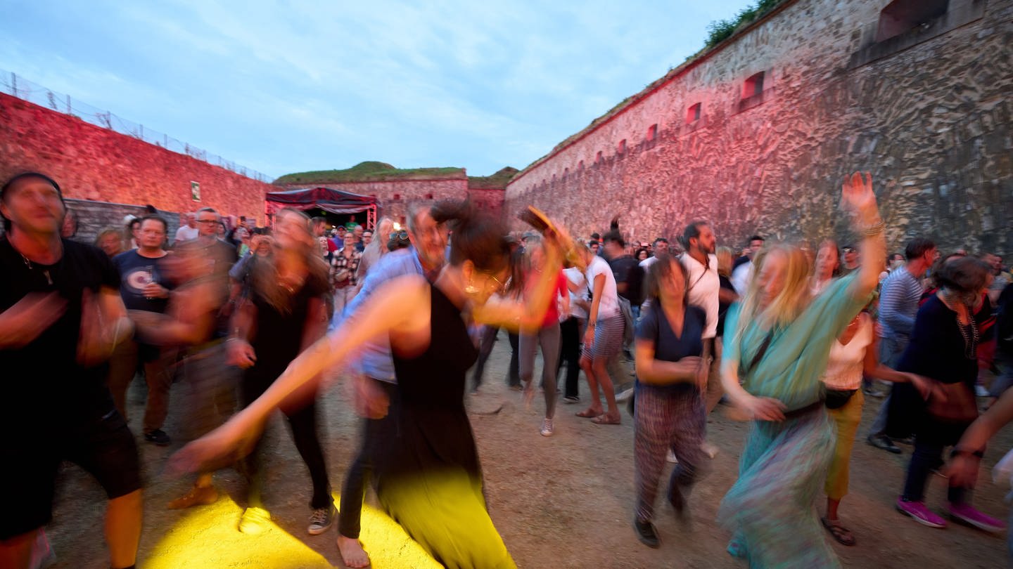 Tanzende Menschen beim Horizonte-Festival Koblenz