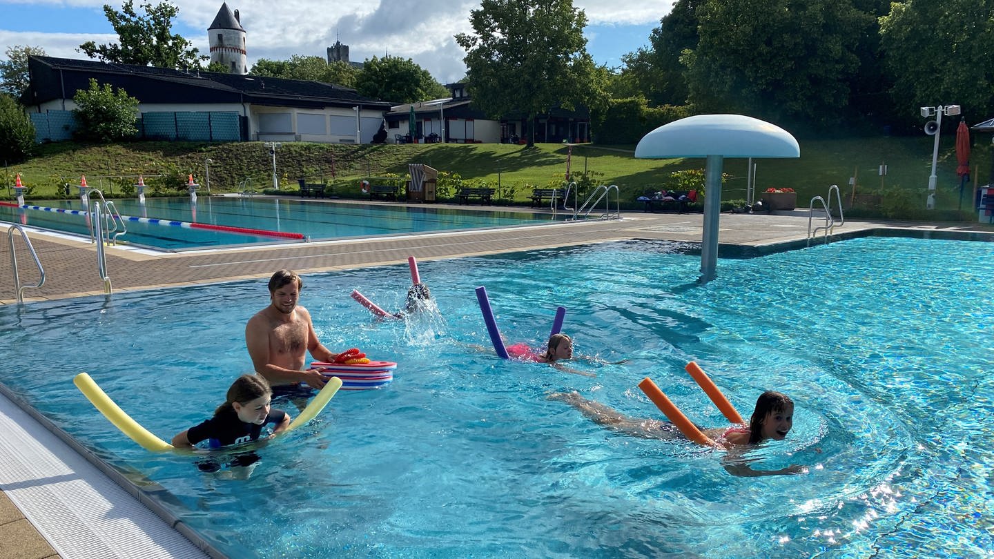 In Münstermaifeld sollen bis zu 120 Kinder in den Sommerferien Schwimmen lernen.