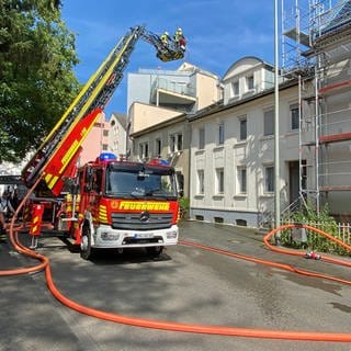 In der Innenstadt von Bad Ems ist am Freitag ein Brand in einem Mehrfamilienhaus ausgebrochen. Die Flammen drohen auf Nachbarhäuser überzugreifen