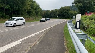 Eine Straße im Lahntal. Die B260 soll ab September saniert und dafür voll gesperrt werden. Voraussichtlich bis Weihnachten müssen dann viele Menschen im Lahntal eine Umleitung fahren. 