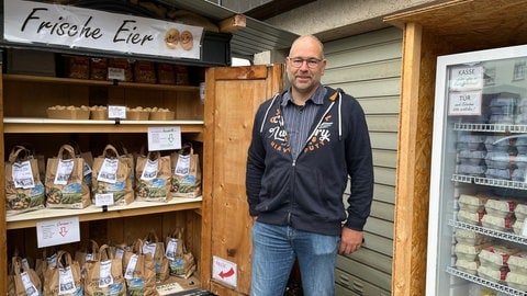 In Hachenburg steht an der Straße ein alter Kleiderschrank und ein umgebauter Kühlschrank. Darin bietet Landwirt Thomas Anhäuser Eier, Kartoffeln und vieles mehr zum Verkauf an. Doch das darf er jetzt nicht mehr.