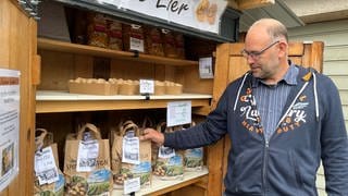 Landwirt Thomas Anhäuser vor seinem Verkaufsschrank in Hachenburg