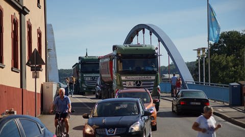 Normaler Feierabendverkehr auf der Rudi-Geil-Lahnbrücke in Lahnstein.