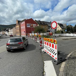 Wegen Sanierungsarbeiten ist die Ostallee in Lahnstein für Autofahrer mit Barken abgesperrt.