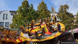 Ein Fahrgeschäft auf dem Michelsmarkt in Andernach -  große Kirmes