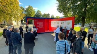In einem umgebauten Seecontainer ist vor der Koblenzer Kastor-Basilika die Austtellung "Stolen Memory" zur Dokumenatation von NS-Opfern untergebracht