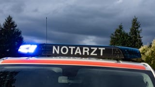 Bei einem schweren Unfall auf der B9 bei Rhens ist ein 30-Jähriger lebensgefährlich verletzt worden.