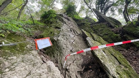Ein Teil des Klettersteiges in Boppard ist mit rot weißem Flatterband abgesperrt, ein Schild warnt vor Hornissen.