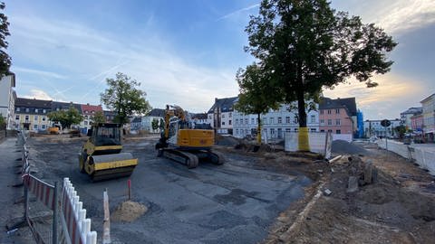 Bäume stehen auf einer Baustelle auf dem Marktplatz in Neuwied.