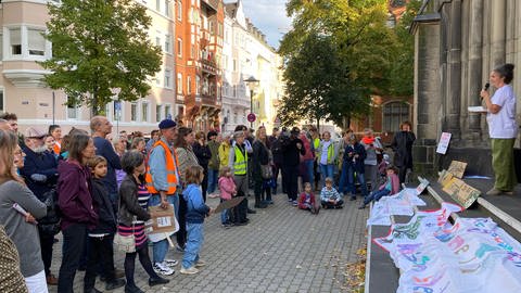 Menschen demonstrieren in Koblenz für den Erhalt der Bäume in der Südallee.