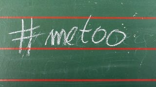 metoo hashtag auf einer Schultafel geschrieben  - gegen sexuelle Belästigung