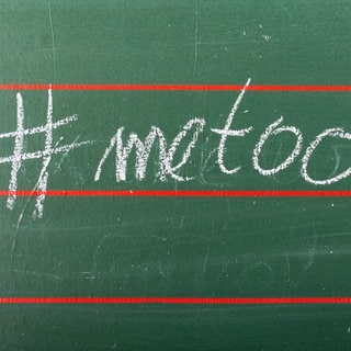 metoo hashtag auf einer Schultafel geschrieben  - gegen sexuelle Belästigung