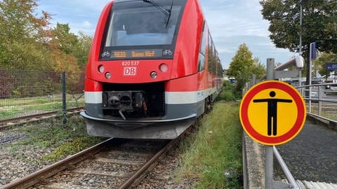 Das Bild zeigt einen Zug der Ahrtalbahn am Bahnhof Ahrweiler.