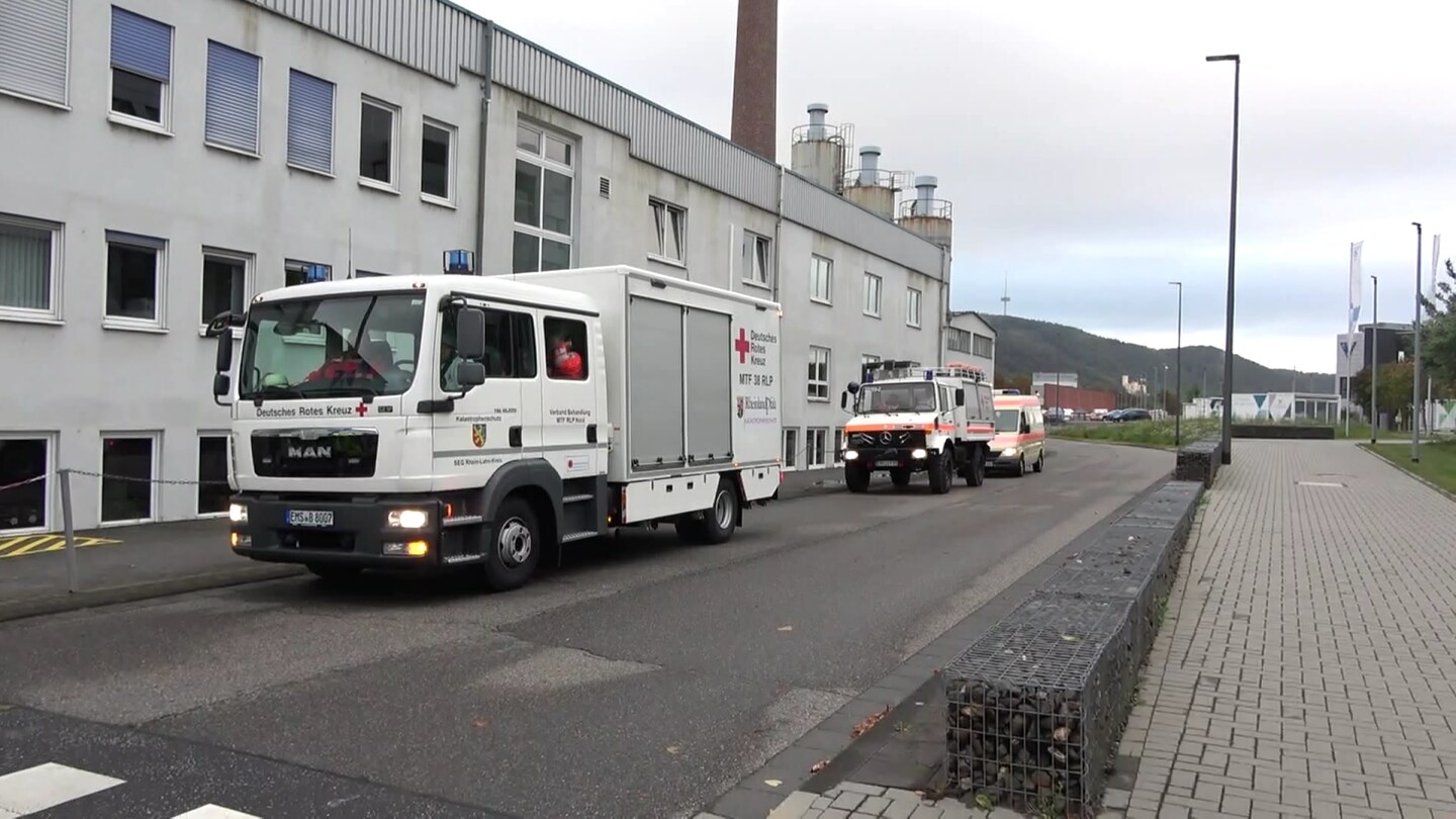 Hunderte Einsatzkräfte üben den Katastrophenfall in Lahnstein in Rheinland-Pfalz auf dem Gelände eines Chemieunternehmens