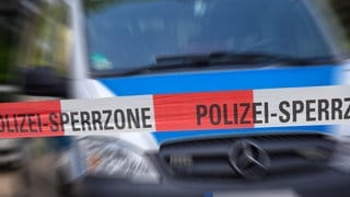 Absperrband vor einem Polizeiauto - eine Vermisste Frau aus Montabaur wurde getötet.