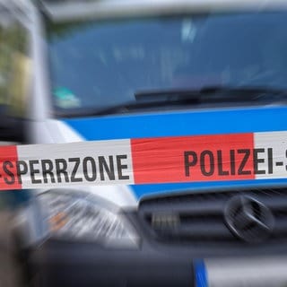 Absperrband vor einem Polizeiauto - eine Vermisste Frau aus Montabaur wurde getötet.