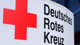Ein Schild vor einem Gebaeude des Blutspendedienstes des Deutschen Roten Kreuz 