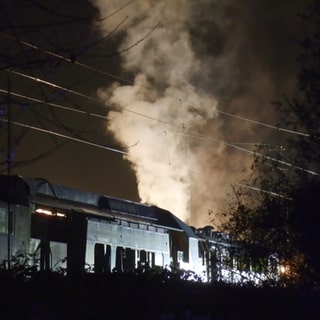 Ein Bauzug steht in Flammen.