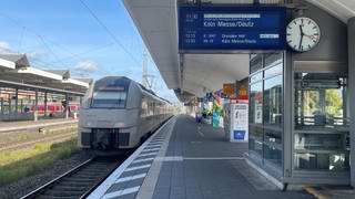 Am Bahnsteig Koblenz eine Anzeige mit einem Zugausfall