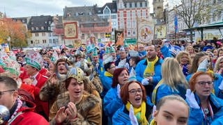 Singende Karnevalisten auf dem Münzplatz in Koblenz zur Sessionserföffnung 2022