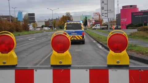 Die Polizei sperrte für die Bombenentschärfung die Zufahrt zum Gelände von thyssenkrupp Rasselstein in Andernach.