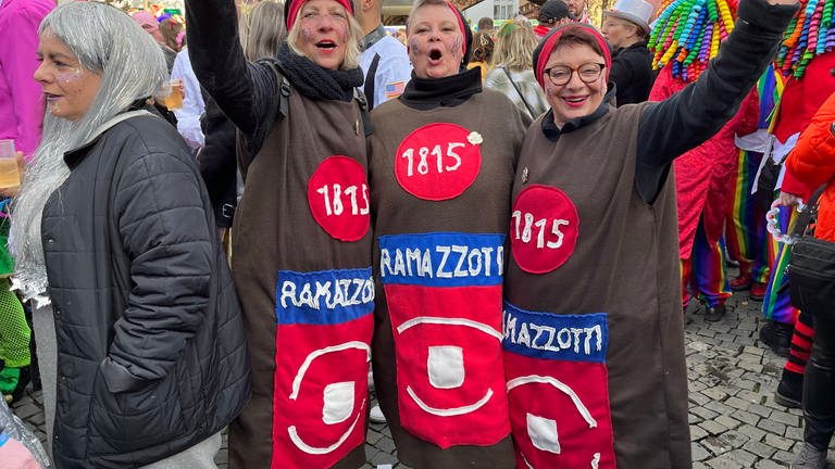 Verschiedene Bilder von kostümierten menschen auf Koblenzer Münzplatz