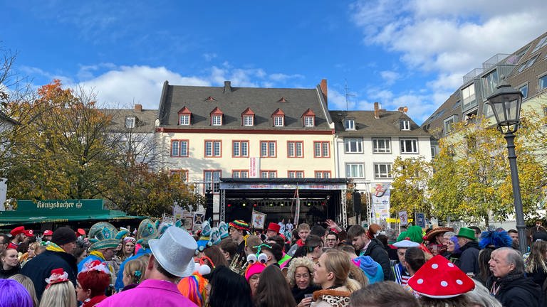 Verschiedene Bilder von kostümierten menschen auf Koblenzer Münzplatz