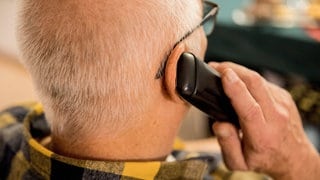 Ein Mann telefoniert. Immer wieder fallen Menschen auf Telefonbetrüger herein. Die Polizei Koblenz will jetzt in einer Veranstaltung darüber informieren, wie man sich schützen kann.