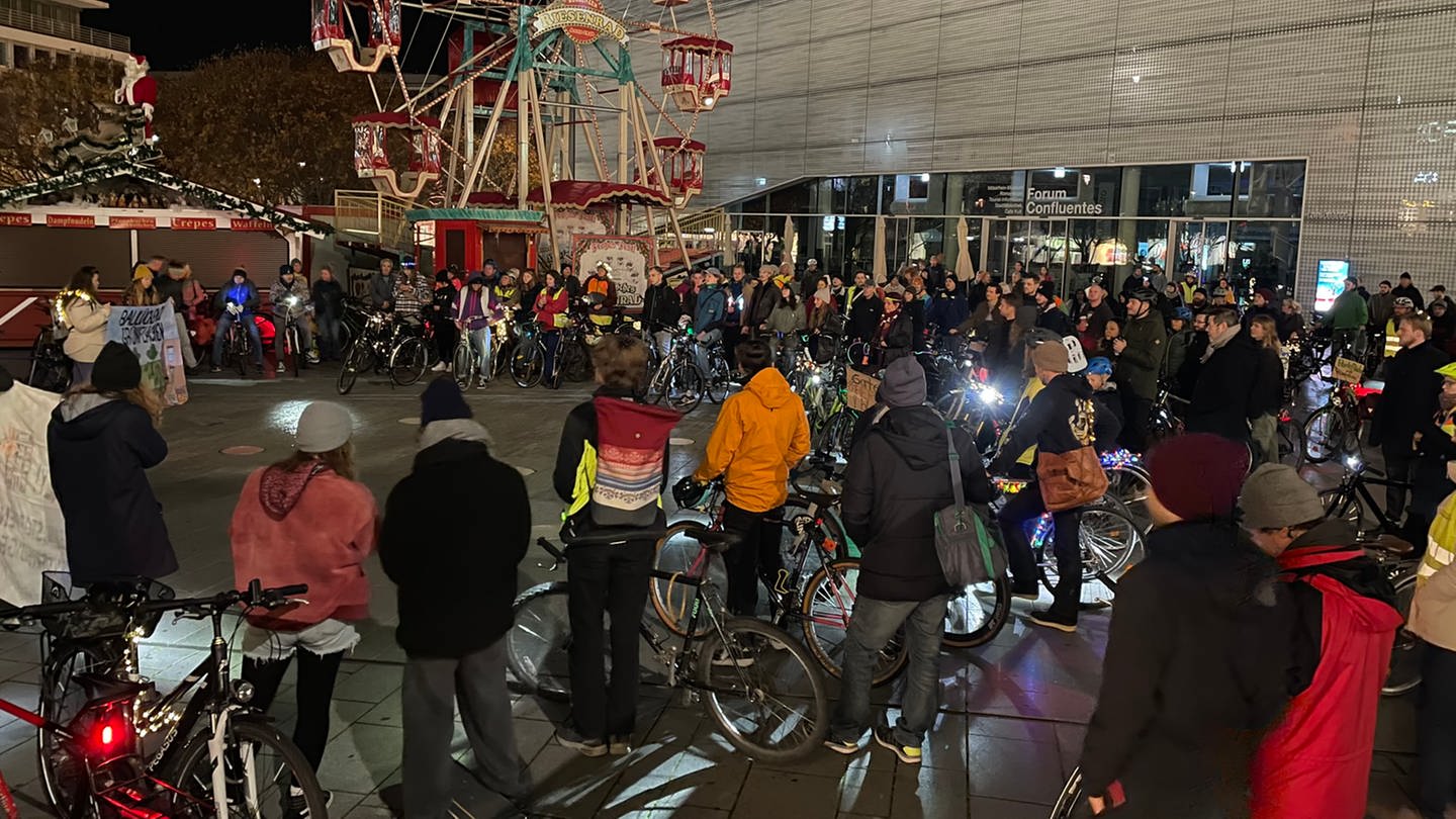 Etwa 150 Menschen haben auf einer Fahrraddemo in Koblenz gegen einen geplanten Hotelbau am Garten Herlet protestiert